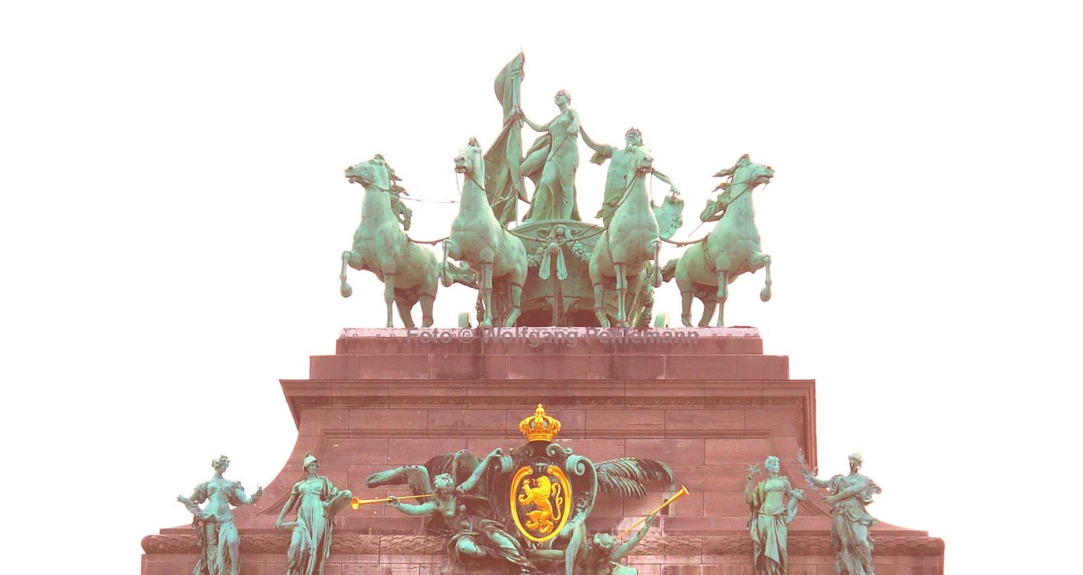 Brüsseler Quadriga auf dem dreifachen Triumphbogen am am Parc du Cinquantenaire. Die Quadriga symbolisiert die zentrale Dominanz der Provinz Brabant in Belgien. Foto © Wolfgang Pehlemann