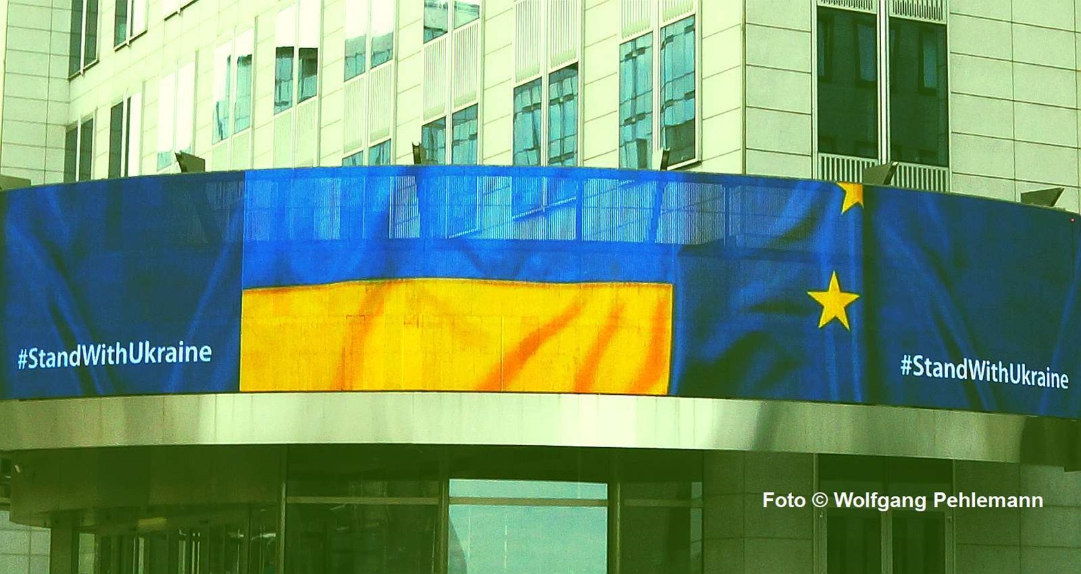 #StandWithUkraine seen on a building of the European Union - Foto © Wolfgang Pehlemann