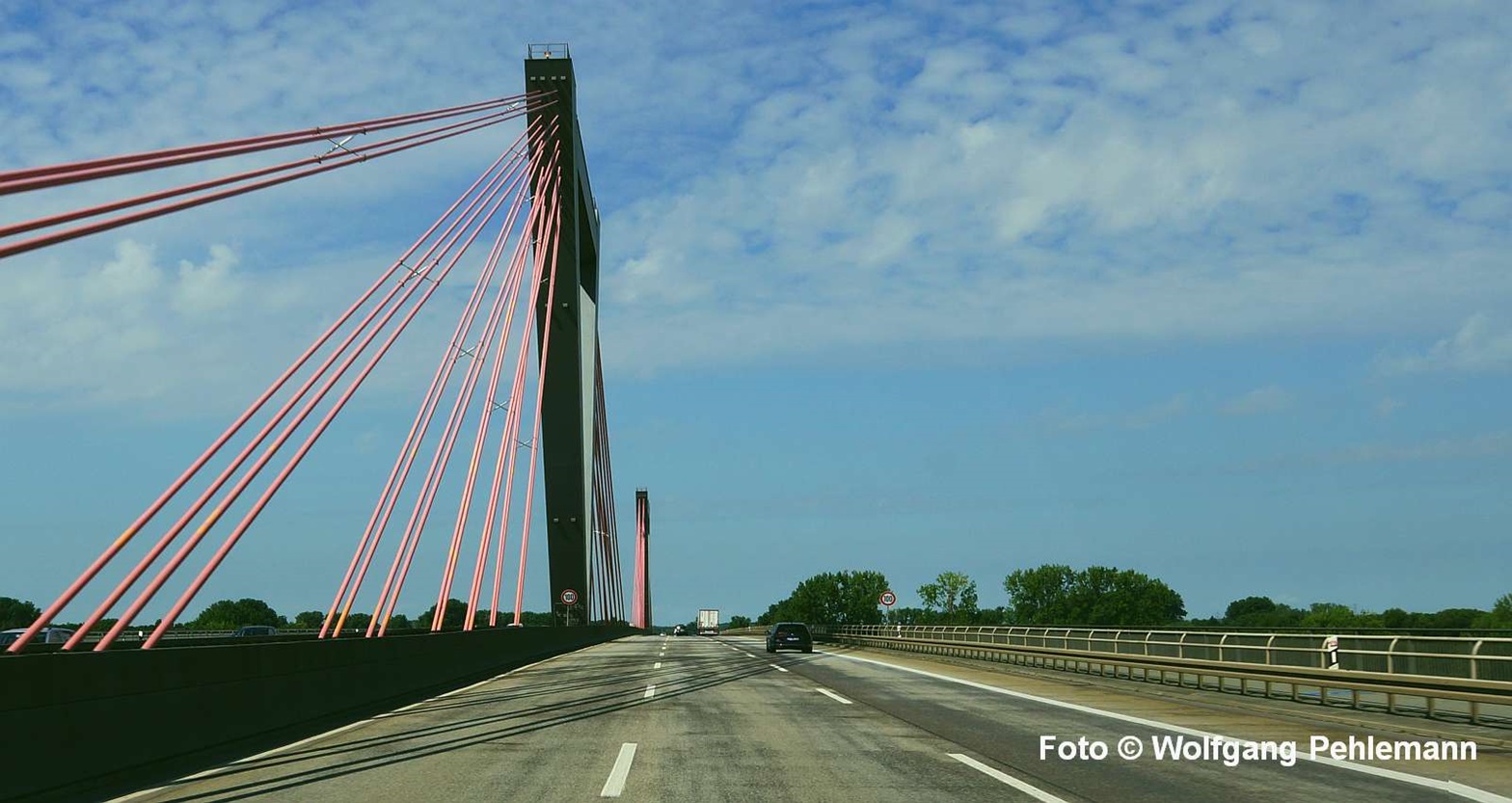 Die Flughafenbrücke eine der Rheinbrücken bei Düsseldorf - Foto © Wolfgang Pehlemann