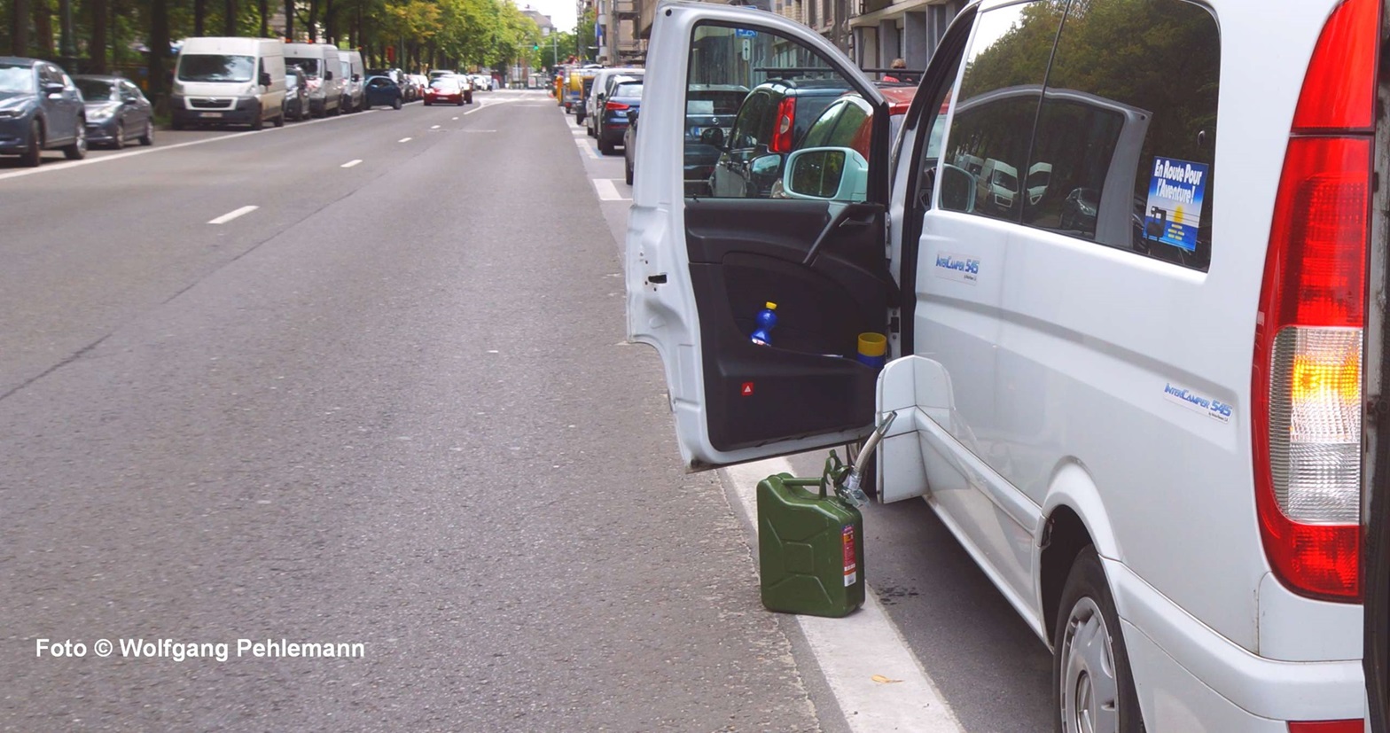 Vom CP bis Brüssel Zentrum re der Straßen keine Tankstelle - Foto © Wolfgang Pehlemann DSC09263