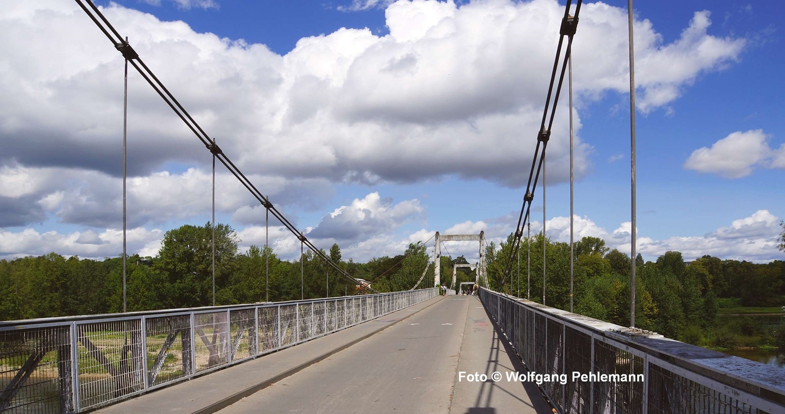 Ein Weg über die Loire: Pont de Saint Symphorien 1847, eine beachtliche 350 Meter lange (Draht)Seilhängebrücke - Foto © Wolfgang Pehlemann