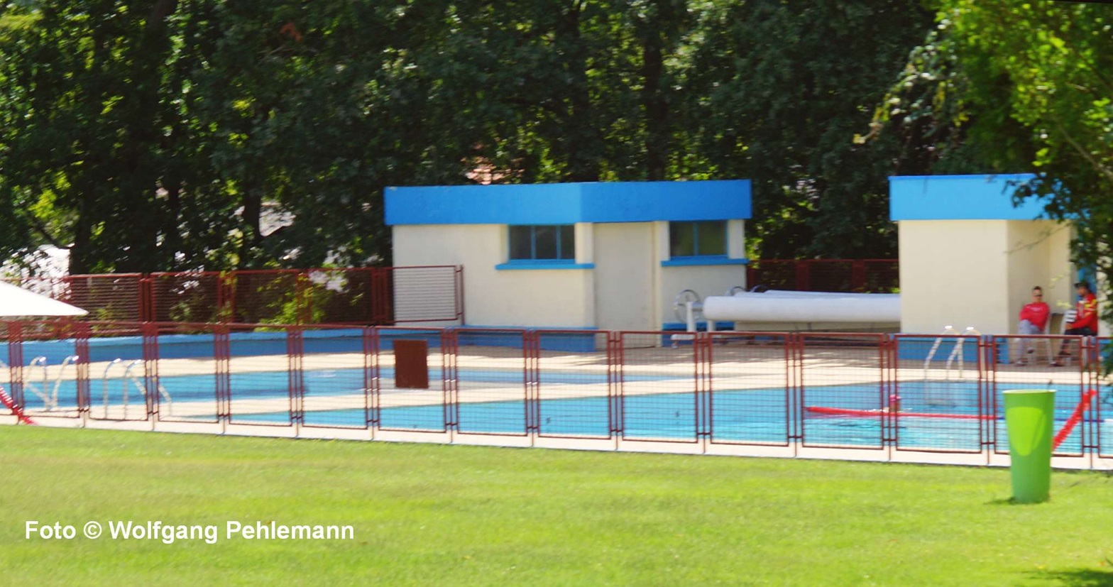 Das Schwimmbad am Camping Montouis sur Loire - Foto © Wolfgang Pehlemann DSC09357