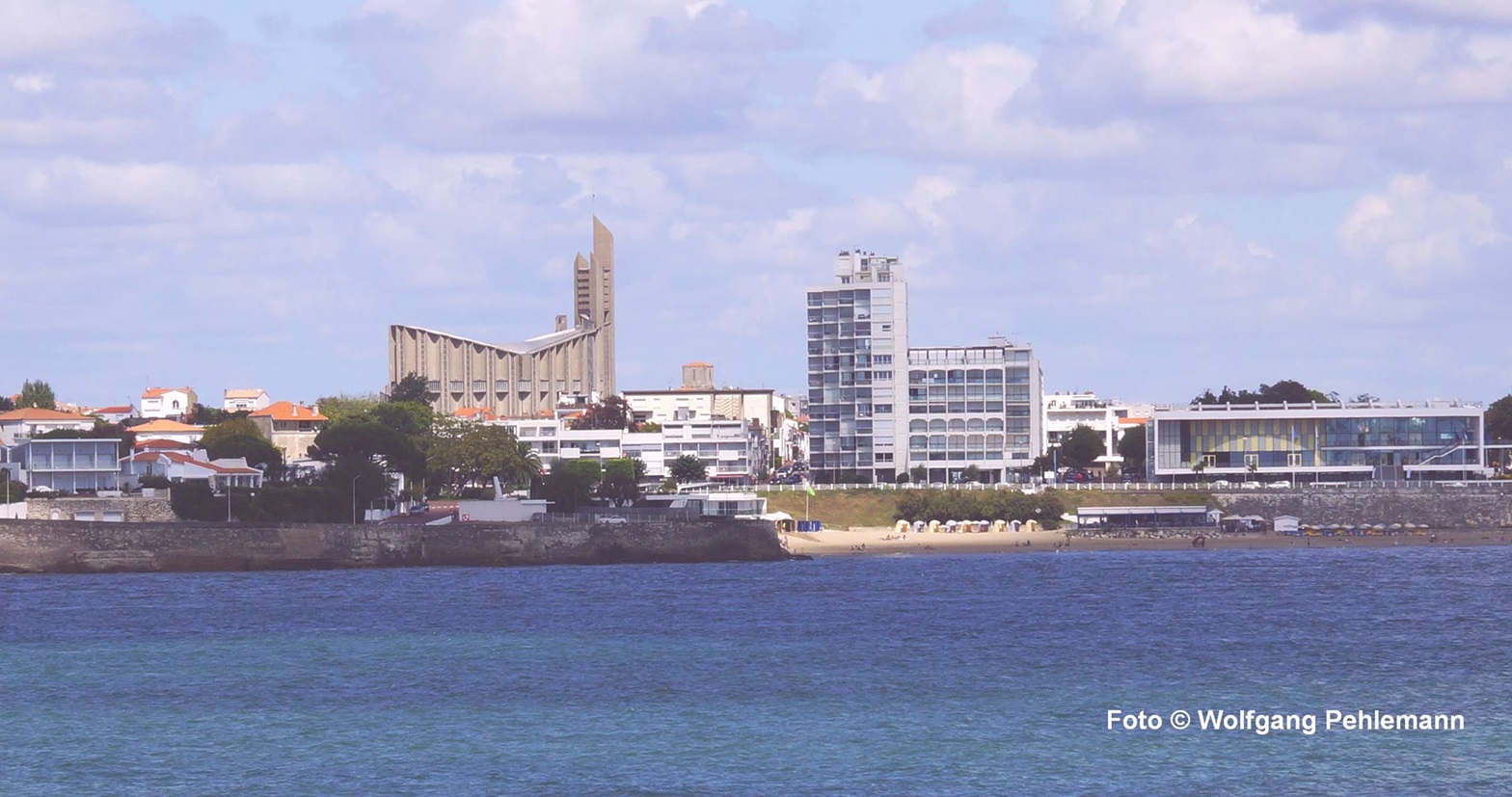 Blick zurück von der Fähre auf Royan mit Église Notre-Dame de Royan von 1955, France - Foto © Wolfgang Pehlemann DSC09523