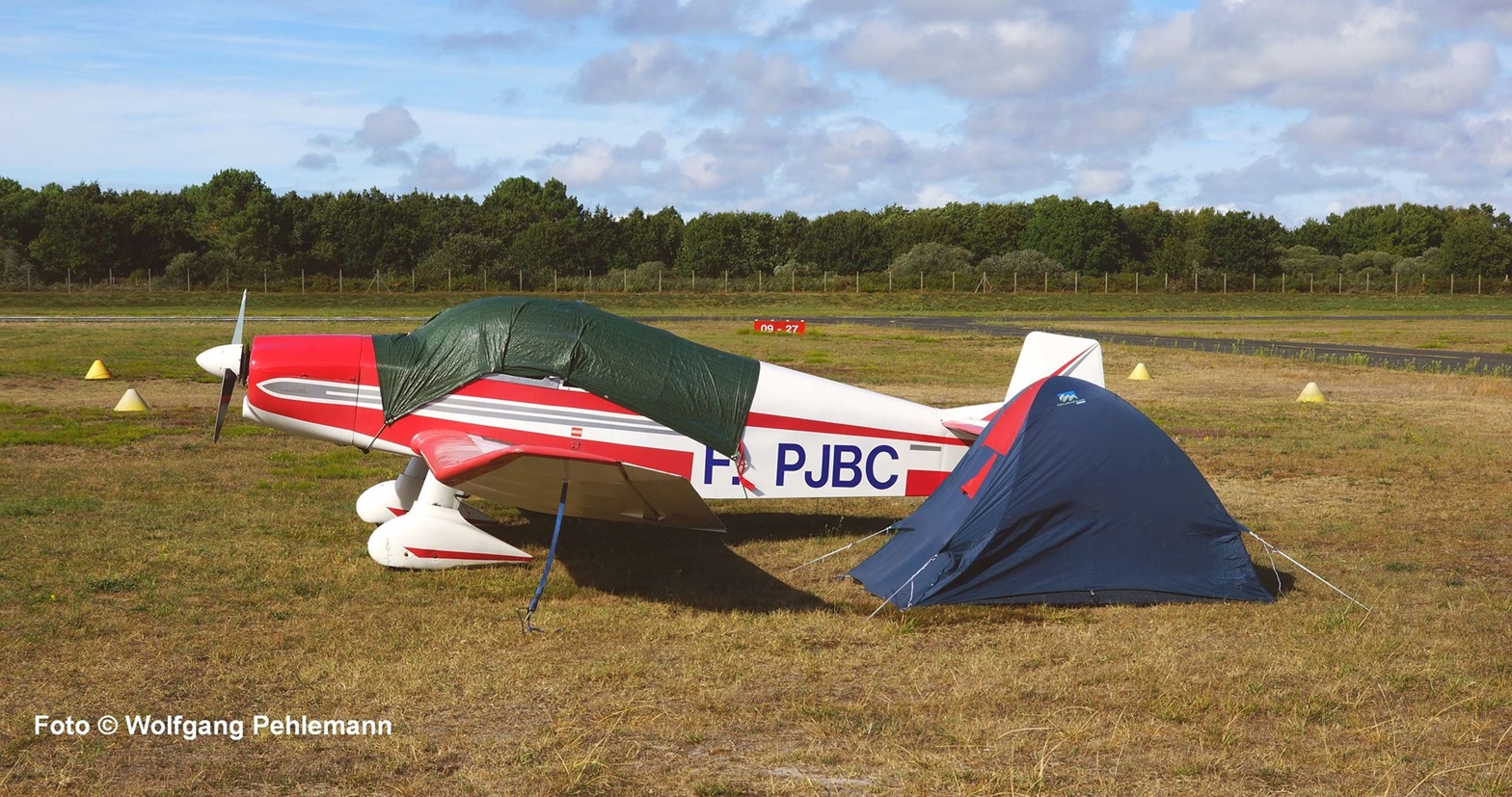 Wer sein Flugzeug liebt der nächtigt daneben Aerodrome Municipal Montalivet - Foto © Wolfgang Pehlemann DSC09766