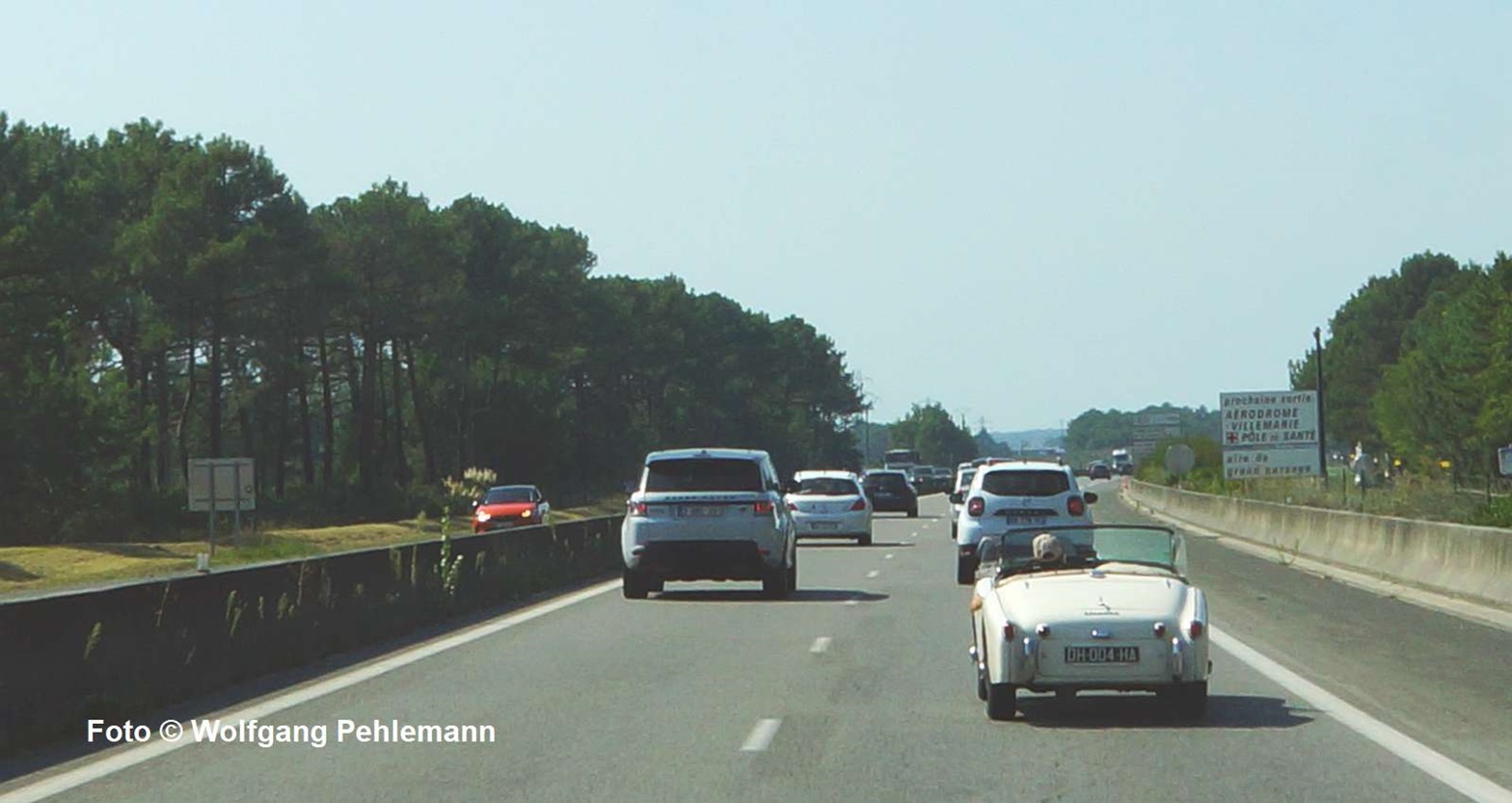 SUV vs Triumph TR3 ab 1956 - A660 nahe Villemarie Bsssin de Arcachon France - Foto © Wolfgang Pehlemann DSC09824