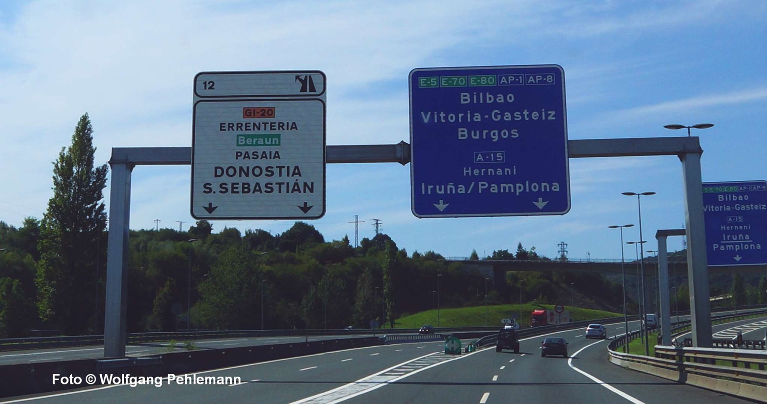 Auf Autobahn Donostia - Bilbao - beim Fahren durch die Frontscheibe - Foto © Wolfgang Pehlemann DSC09933