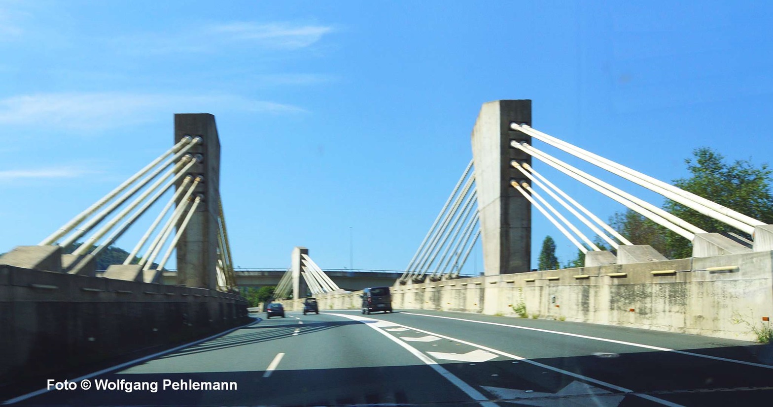 Im Autobahnkreuz A8 A1 bei Errenteria nahe Donostia alte Schrägseilbrücken - Foto © Wolfgang Pehlemann DSC09937