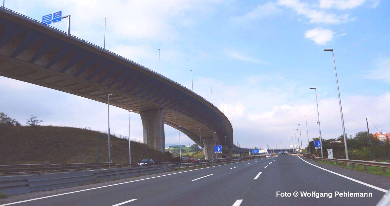 Der Autobahn-Wurm von Bilbao - Foto © Wolfgang Pehlemann DSC09967