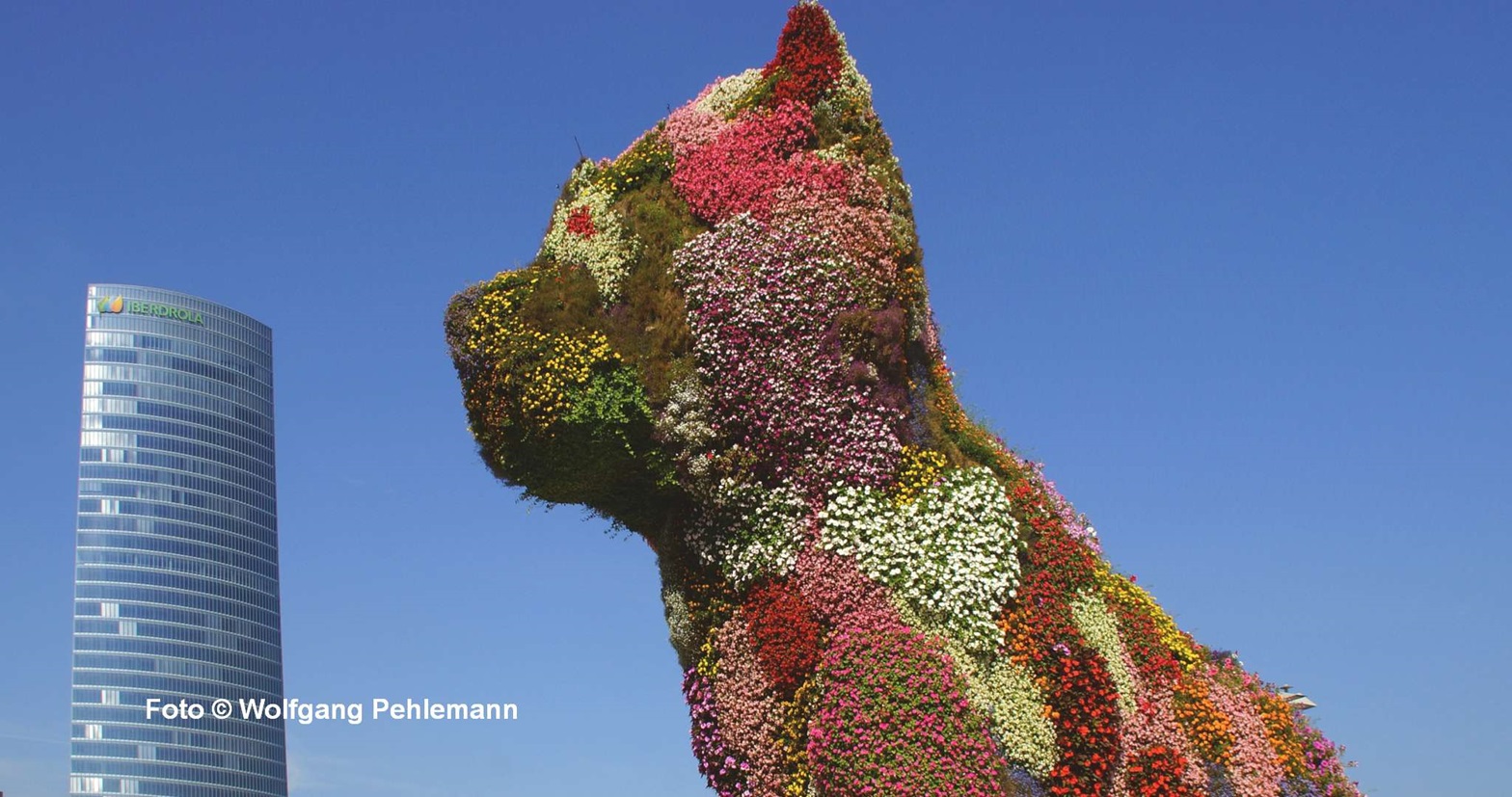 Puppy der Blumenhund auf der Guggenheim-Galeria und der Iberdrola Tower in Bilbao - Foto © Wolfgang Pehlemann DSC09297