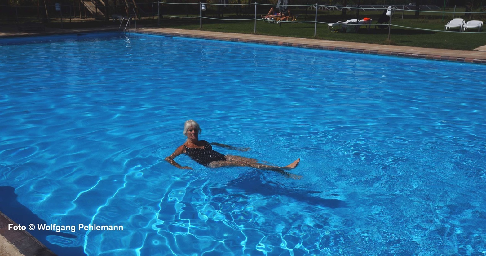 Una piscina entera para una sola persona - CP El Astral in Tordesillas Spanien - Foto © Wolfgang Pehlemann DSC00674