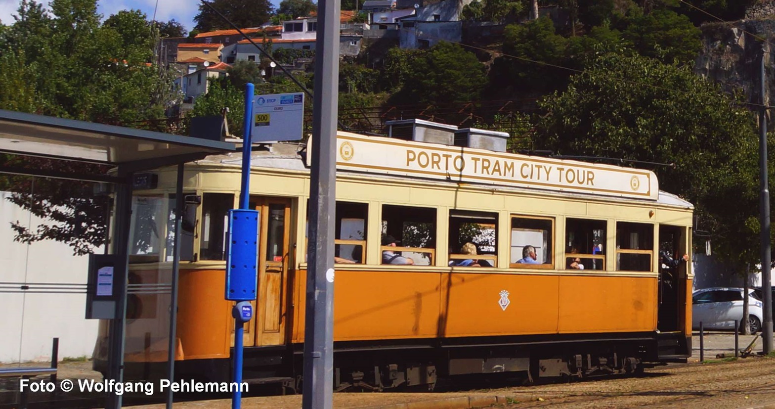Jedem eine alte Tram . man pflegt sie in Porto Portugal - Foto © Wolfgang Pehlemann DSC00926