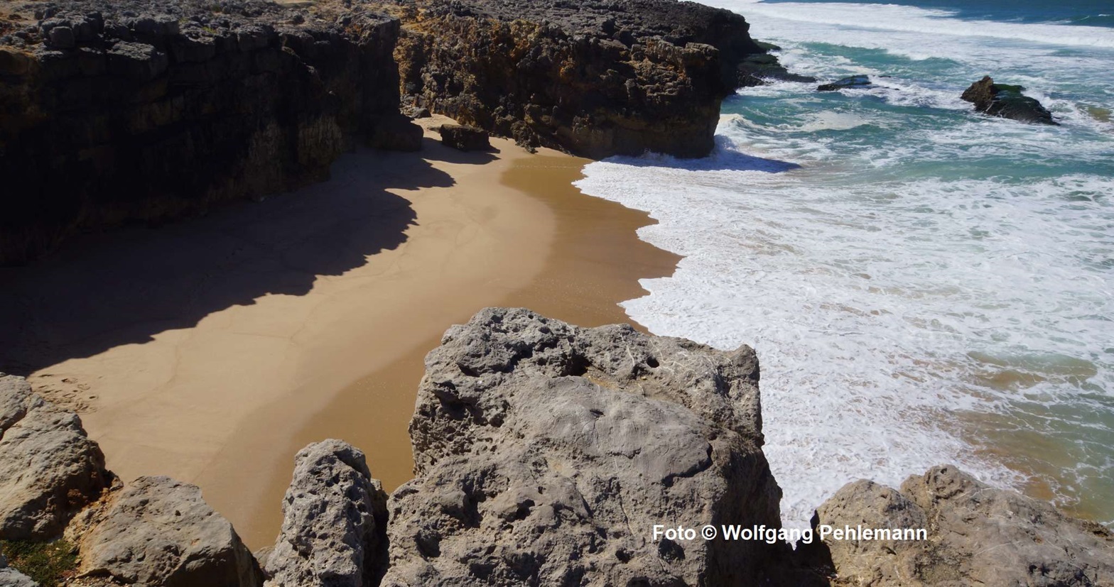 Lauschige Flecken zum Baden ohne Ende an der Praia da Arriba Cascais Lissabon Portugal - Foto © Wolfgang Pehlemann DSC01780