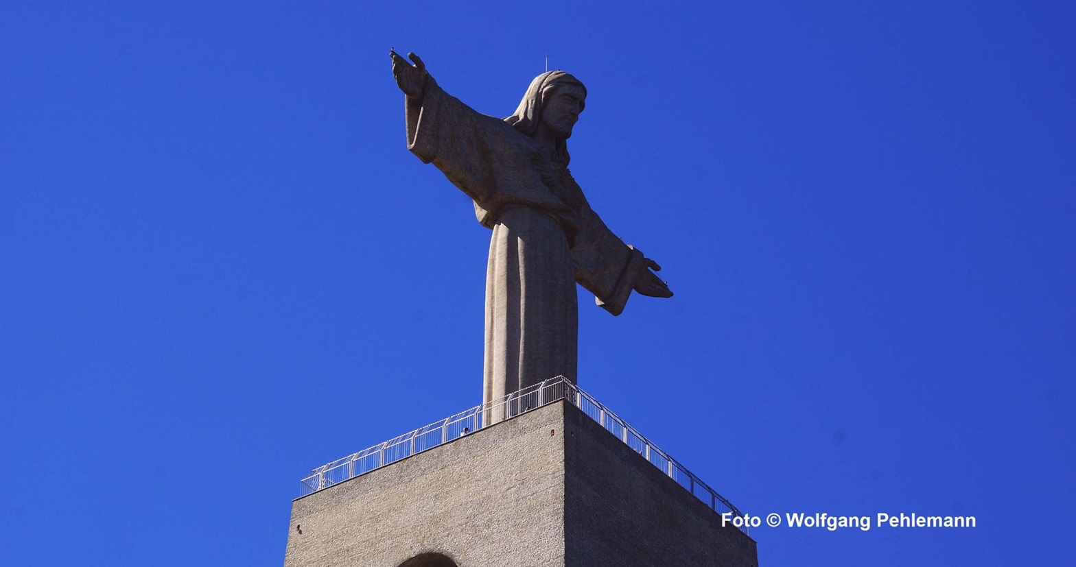 Cristo Rei Wahrzeichen von Lissabon 110m Sockel 82 Statue 28m in Almada, Lisbon Portugal - Foto © Wolfgang Pehlemann DSC02202