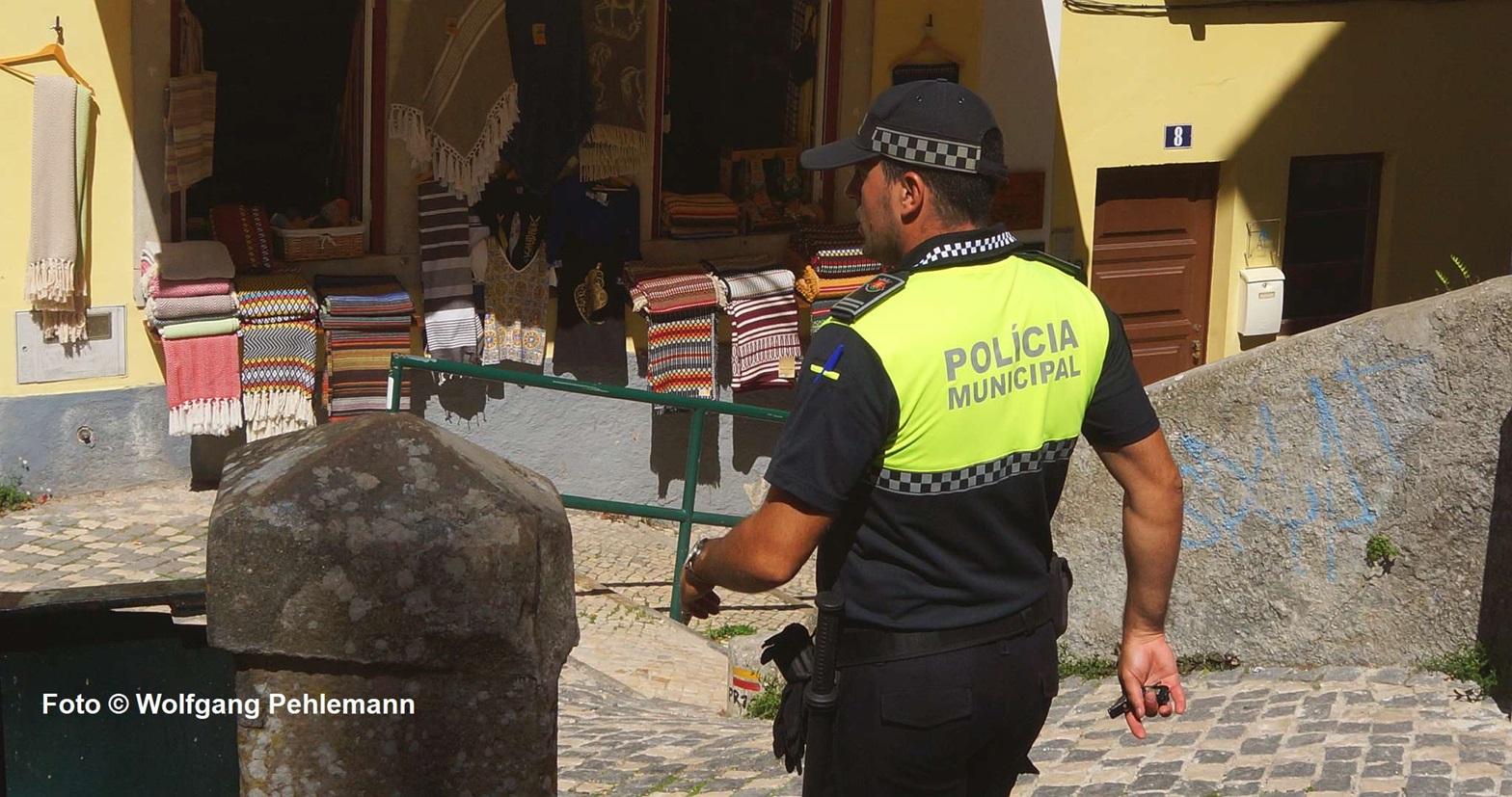 Überall ist die Stadtpolizei auch per pedes vorbildlich. Sintra Portugal - Foto © Wolfgang Pehlemann DSC02548