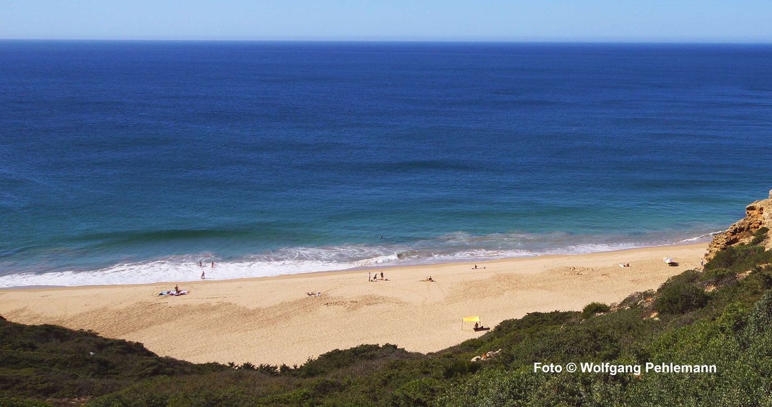 Wenn sich 18 Leute den Strand teilen - gewußt wo Algarve Portugal - Foto © Wolfgang Pehlemann DSC02847