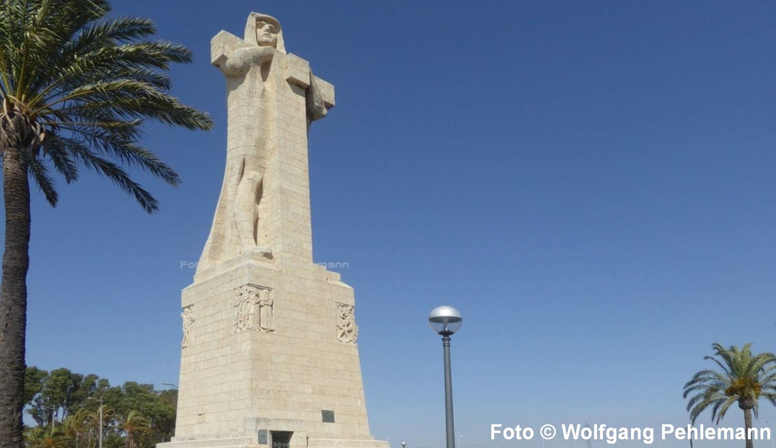 Monumento a la Fe Descubridora mit Franziskaner-Statue am Punta del Sebo Huelva Andalusien - Foto © Wolfgang Pehlemann P1090105
