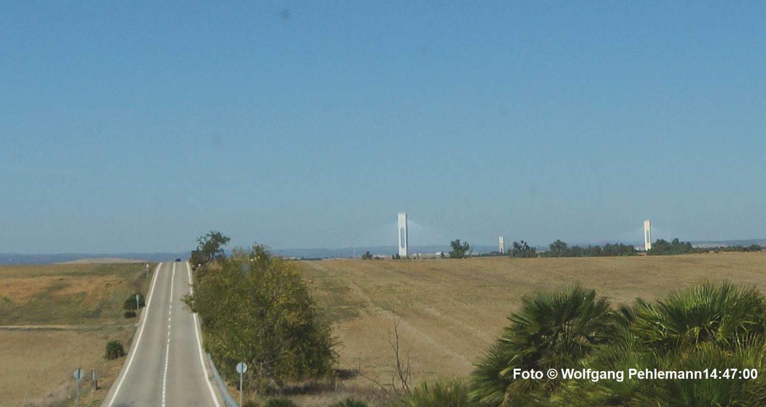 Planta Solar 10 und PS20 sind Europas größte Solarturmkraftwerke mit 30 MW nahe Sevilla Andalusien - Foto © Wolfgang Pehlemann DSC03145