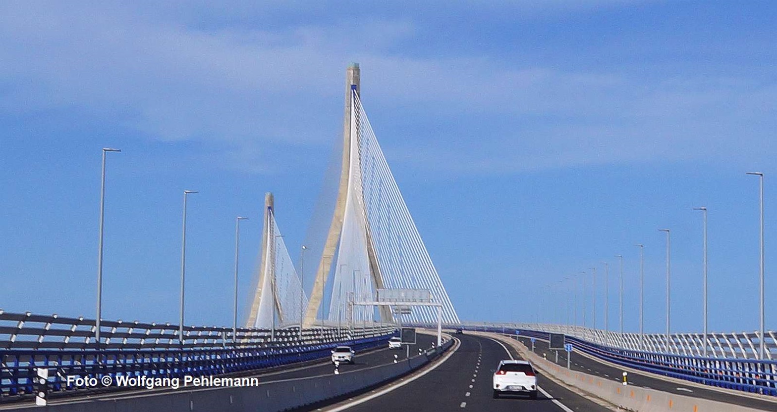 Puente de la Constitución de 1812" auf der Ostseite - spazierengehen auf der Fahrbahn verboten. Cadiz, Andalucia, España.