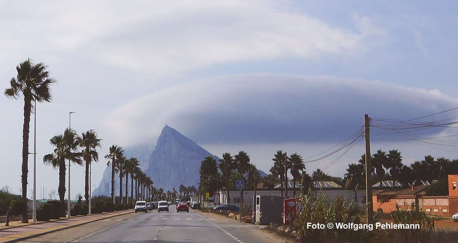 La Linea Andalusien Der Blick auf Felsen von Gibraltar mit der typischen Wolkenbildung Foto © Wolfgang Pehlemann DSC03669
