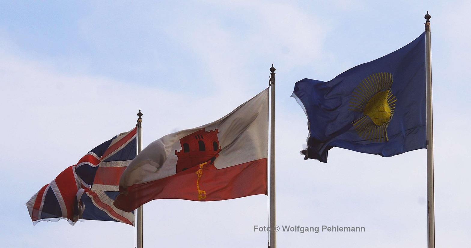 Gibraltar mit Union Jack & Gibraltar-Flagge mit Burg und Schlüssel & EU-Ersatz - Foto © Wolfgang Pehlemann DSC03703