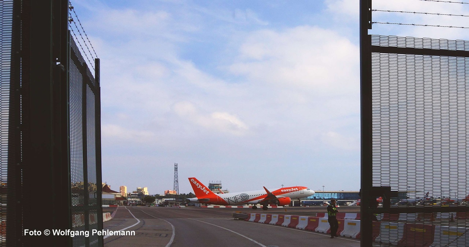 Blick von brit Seite auf Runway mit startendem EasyJet gen England - Foto © Wolfgang Pehlemann DSC03714