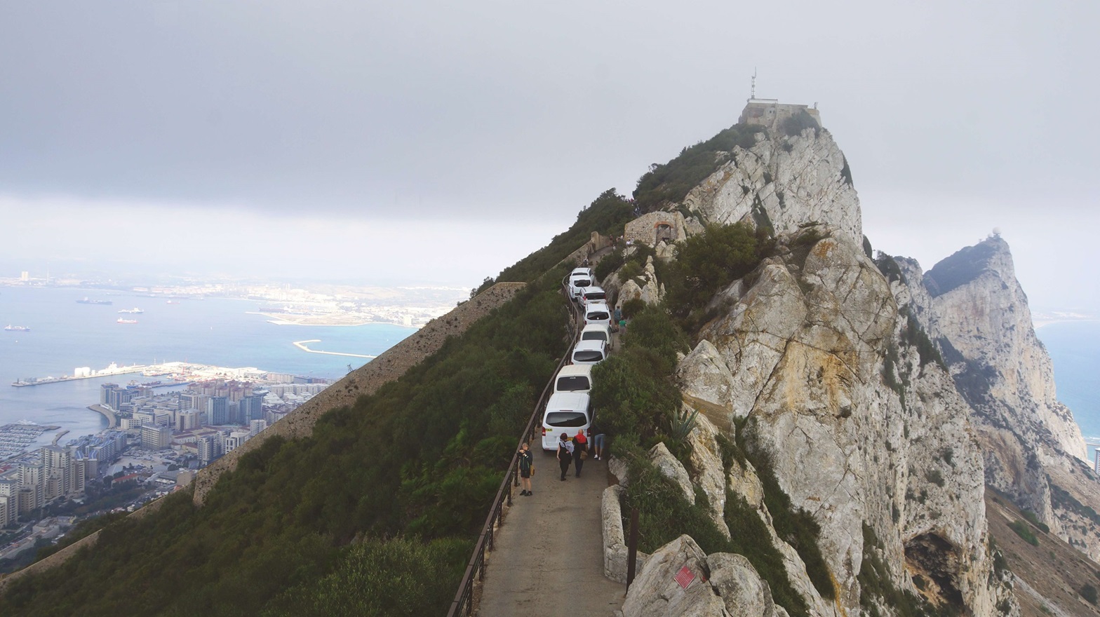 Gibraltar Fels nicht zu hoch und doch den Wolken und den Affen ganz nah - Foto © Wolfgang Pehlemann DSC03895