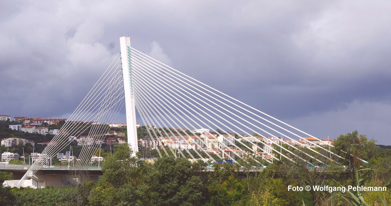 Ponte Rainha Santa Isabel auch Europa-Brücke 2003 Coimbra Portugal - Foto © Wolfgang Pehlemann DSC01479